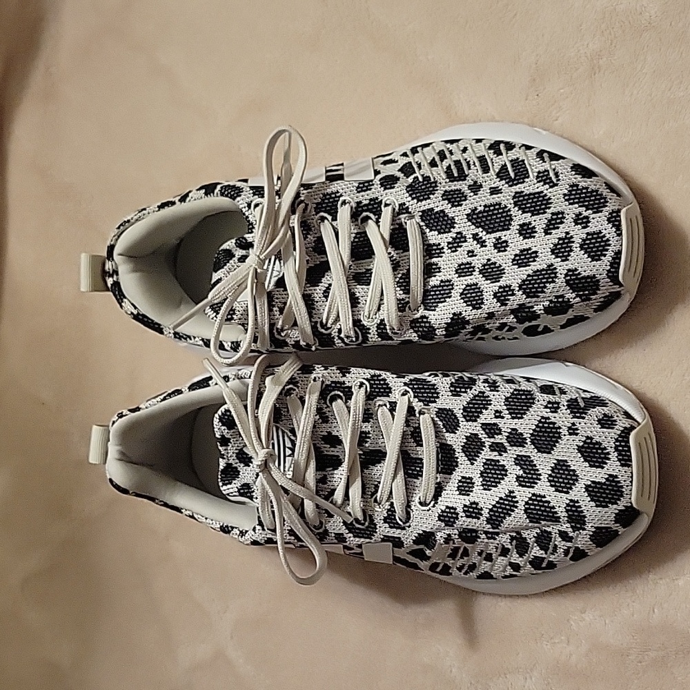 Adidas animal print sneaker, size 5.5 beige and black
